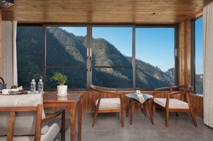 Doppia Luxury, 1 letto queen, bagno privato, vista collina | Una scrivania, postazione laptop, tende oscuranti, insonorizzazione