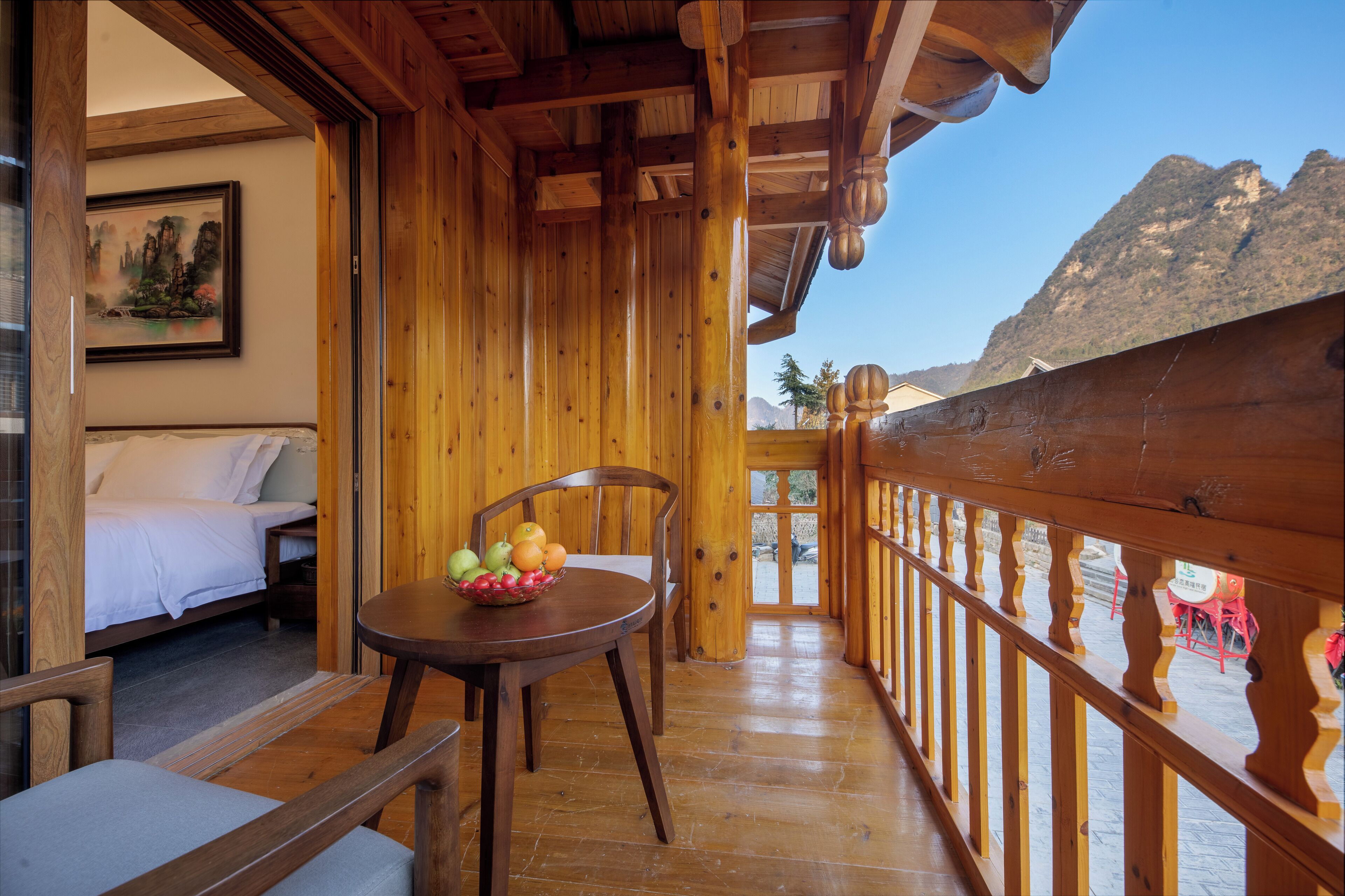 デスク、ノートパソコン用作業スペース、遮光カーテン、防音設備