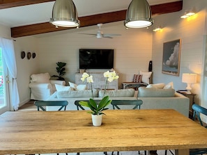 Smart TV, futbolito y tenis de mesa