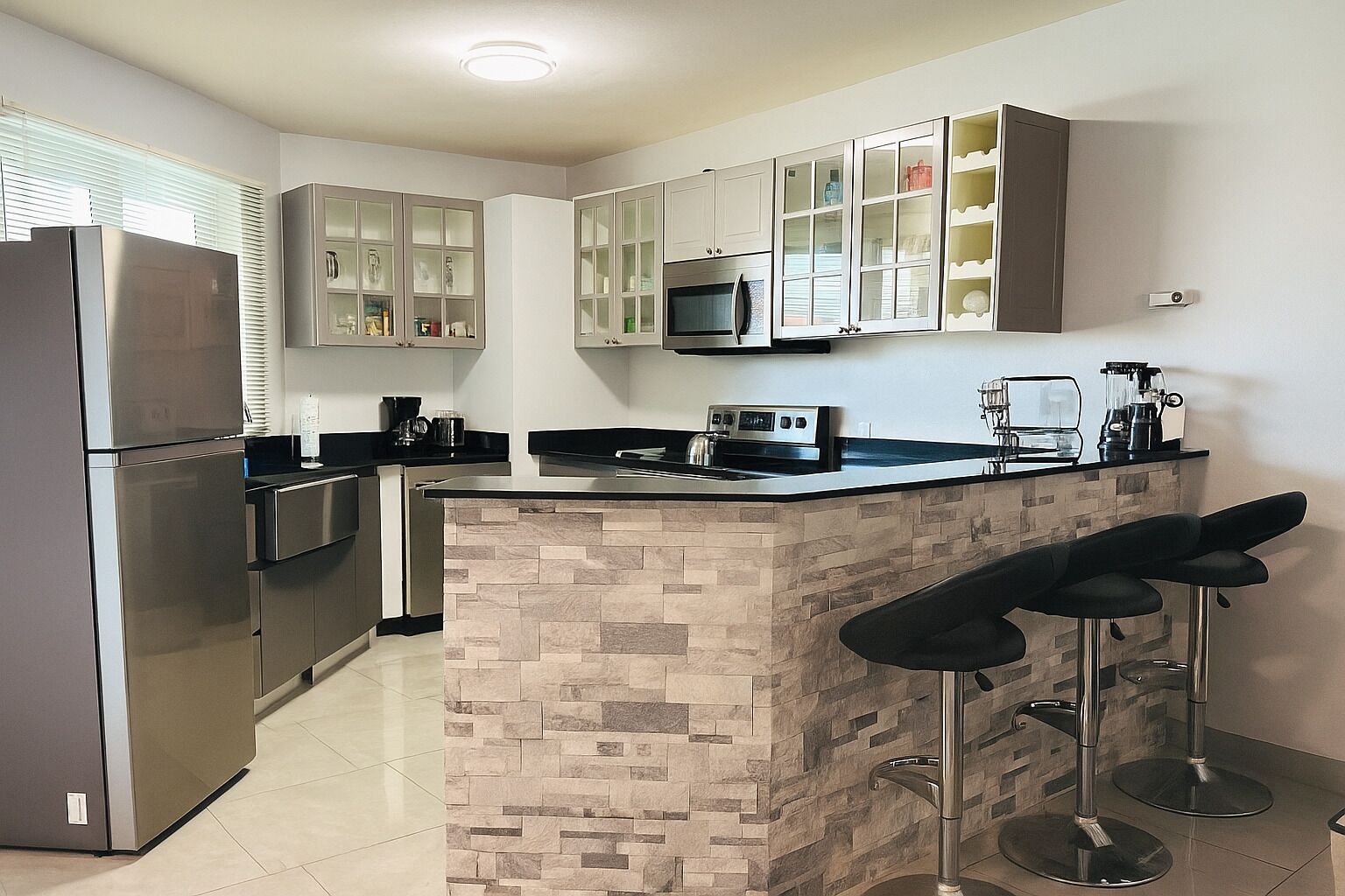 Geladeira, micro-ondas, fogão, cooktop