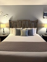 Caja de seguridad en la habitación y tabla de planchar con plancha 