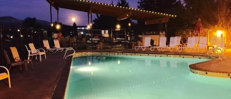 Piscine extérieure en saison