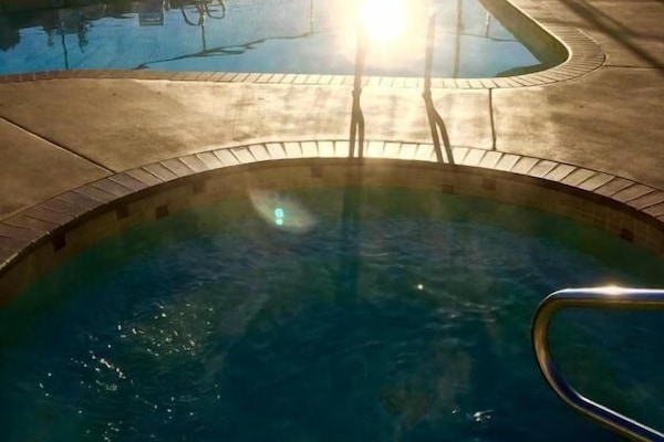 Una piscina al aire libre de temporada