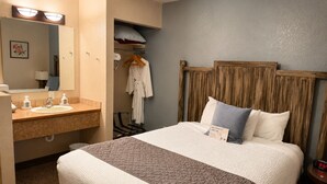 Family Suite, 2 Bedrooms, Pets Allowed, Ground Floor | In-room safe, iron/ironing board, WiFi (free), bed sheets - Mountain View Lodge and Resort (Manson)