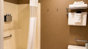 Un baño con bañera, inodoro y un perchero para toallas.