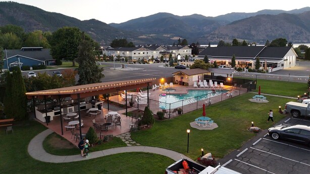 A resort with a pool, outdoor seating, and mountain views. - Mountain View Lodge and Resort (Manson)
