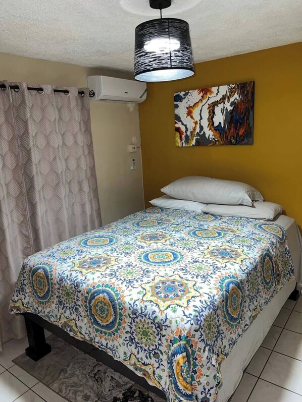 1 habitación, tabla de planchar con plancha, wifi y ropa de cama 