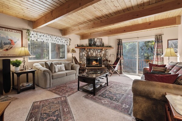 TV, DVD player - Magic Mountain (Sugarloaf)