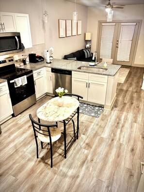 Four à micro-ondes, un four, surface de cuisson, lave-vaisselle