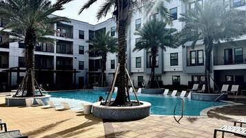 Lämmitetty uima-allas