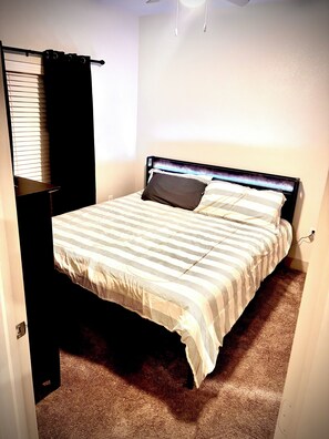 1 bedroom, iron/ironing board, WiFi, bed sheets - NEW! -Texas Medical Center-Spacious 1 King 1 Bed 1 Bath-The Middle Of Everywhere (Houston)
