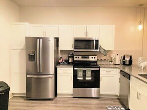 Micro-ondes, four, plaque de cuisson, lave-vaisselle