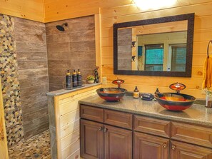 Shower, hair dryer, towels, soap - NEW TINY CABIN, PEACEFUL, W/FP, HOTTUB, K/BED, CLOSE TO DOLLYWOOD/PIGEON FORGE (Sevierville)