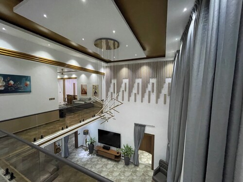 Golden Breeze Villa, Luxury 5-bedroom Villa with Private Pool