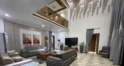 Golden Breeze Villa, Luxury 5-bedroom Villa with Private Pool