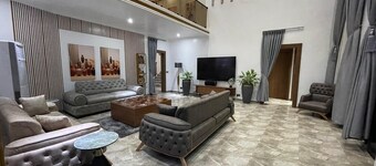 Golden Breeze Villa, Luxury 5-bedroom Villa with Private Pool