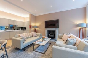 Living area - Spacious 2-Bed on Wemyss Place- Walk to Princes St, Pet-Friendly, Sleeps 5 (Edinburgh)