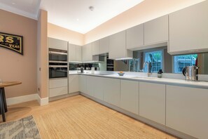 Private kitchen - Spacious 2-Bed on Wemyss Place- Walk to Princes St, Pet-Friendly, Sleeps 5 (Edinburgh)