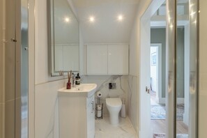 Douche, sèche-cheveux, serviettes fournies, savon