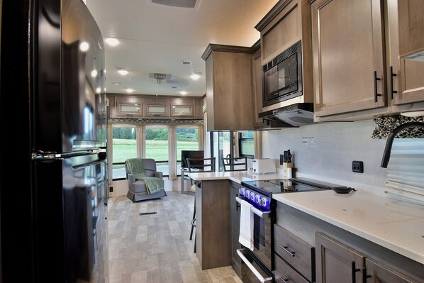 Microondas, horno, parrilla de estufa y cafetera y tetera