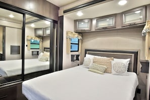 1 bedroom, free WiFi, bed sheets - The Cozy Camper (Decatur)