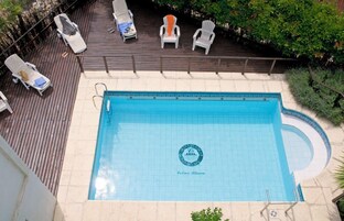 Una piscina al aire libre de temporada