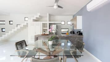 Condo de lujo, 2 habitaciones, vista a la alberca | Comedor