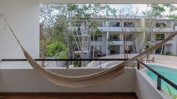 Condo de lujo, 2 habitaciones, vista a la alberca | Balcón