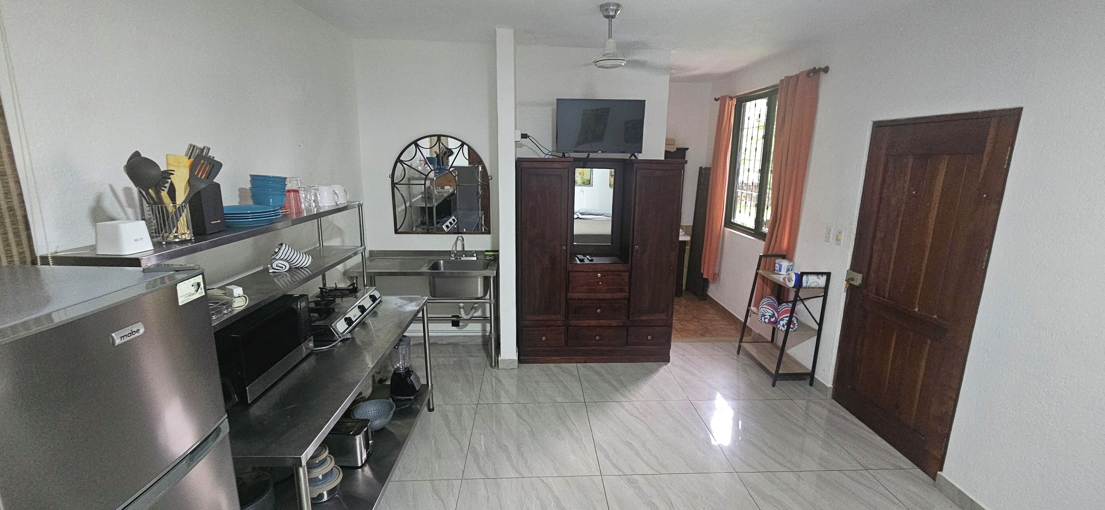 冷蔵庫、電子レ ンジ、コンロ、コーヒー / ティーメーカー