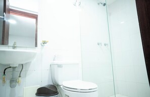 Shower, towels, soap, toilet paper - 2-bedroom apartment in Bocagrande- Cartagena (Bolívar)