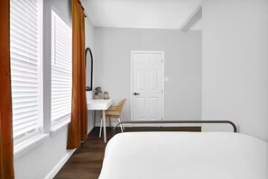 3 bedrooms, desk, iron/ironing board, free WiFi - Remodeled Gated home, Sleep 6 by Houston Downtown, Medical Center, NRG Stadium (Houston)