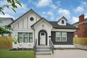 Exterior - Remodeled Gated home, Sleep 6 by Houston Downtown, Medical Center, NRG Stadium (Houston)