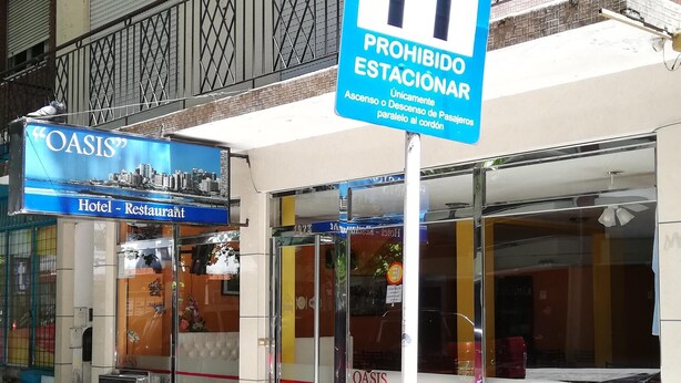 A hotel named "Oasis" with a sign prohibiting parking. - Oasis (Mar del Plata)