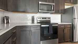 Fridge, oven, stovetop, dishwasher