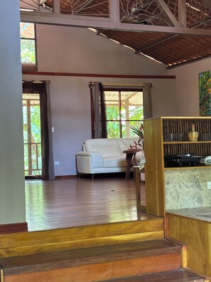 Hytte, hageutsikt | Oppholdsområde