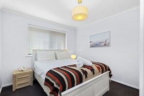 2 soveværelser, skrivebord, strygejern/strygebræt, weekendseng