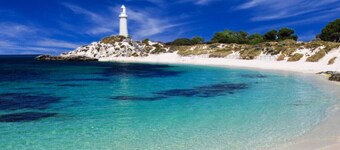 Coastal convenience - 2 min walk to shops & cafes