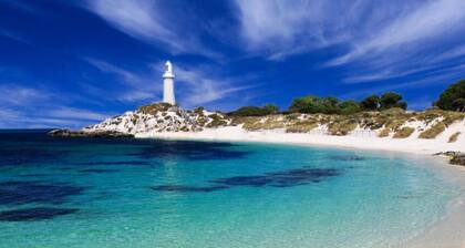 Coastal convenience - 2 min walk to shops & cafes