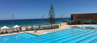 Coastal convenience - 2 min walk to shops & cafes