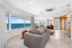 TV, fireplace - Endless Summer - The Reefs! (Marmion)