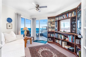 4 bedrooms, desk, travel crib, free WiFi - Endless Summer - The Reefs! (Marmion)