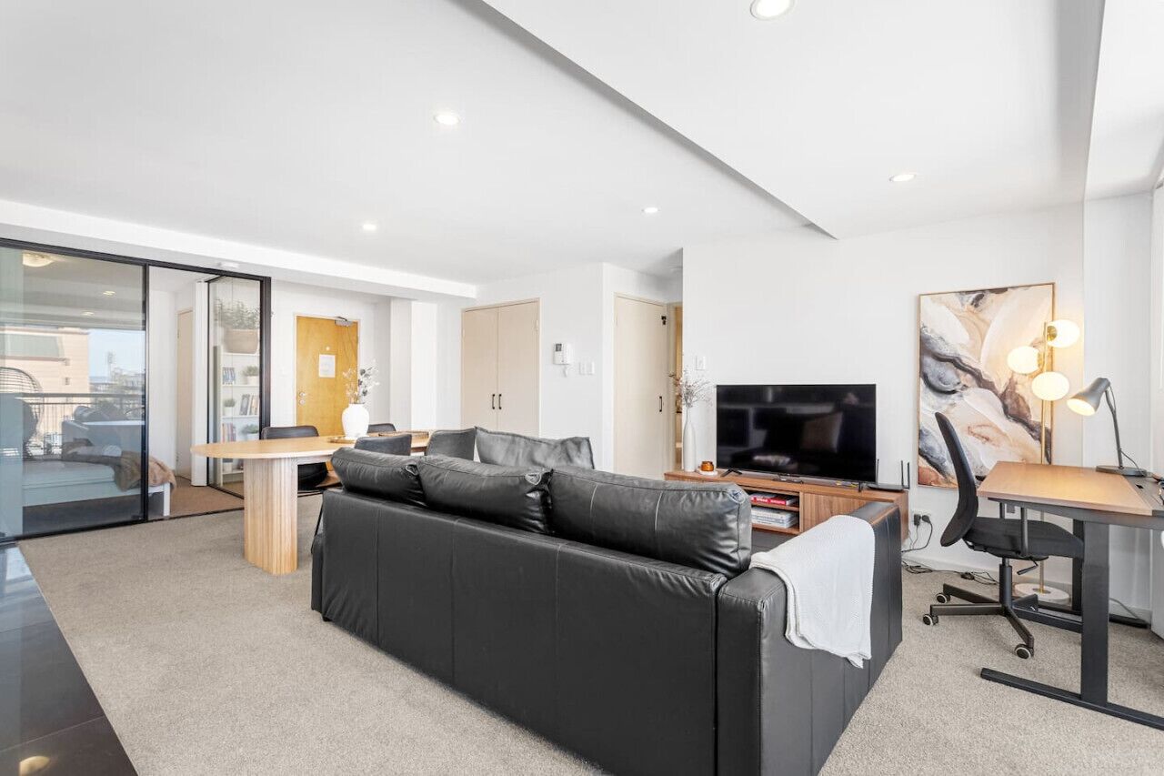 City Life: 2br Apt With Pool, Gym, Sauna & Car Bay - Ascot