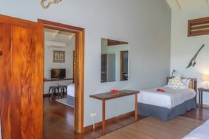 Villa familiale, Plusieurs lits, non-fumeur, vue sur l’océan | Coffre-fort, rideaux d’obscurcissement, accès au Wi-Fi (inclus)