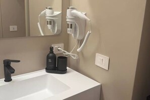 Doccia, asciugacapelli, bidet, asciugamani