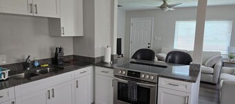 Charming 2-bedroom house with WiFi, AC in enchanting St. Petersburg near it all!