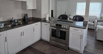 Charming 2-bedroom house with WiFi, AC in enchanting St. Petersburg near it all!