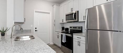 Fridge, oven, stovetop, dishwasher