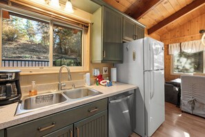 Private kitchen - Honey Bear Den (Big Bear Lake)