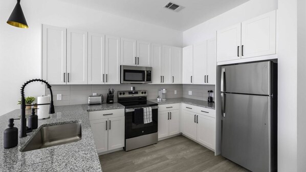 Fridge, oven, stovetop, dishwasher