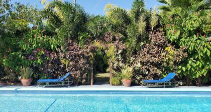 Charming 1-BR cottage w/ WiFi and AC w/ pool and beach access in Runaway Bay